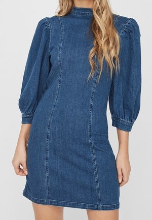 Denimjurk met een hoge halslijn en pofmouwen, met een getailleerd silhouet en platte naden, in een medium blauwe tint.