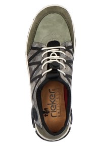 Grüner Wildlederschuh mit gemustertem Obermaterial, schwarzen Akzenten, weißen Schnürsenkeln und einer gepolsterten Innensohle, gekennzeichnet mit "Rieker Antistress."