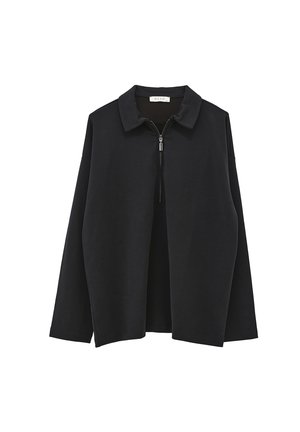 Zwarte zip-up jas met een kraag, lange mouwen, een relaxte pasvorm en een zachte textuur. Voorzien van een ritssluiting aan de voorkant.