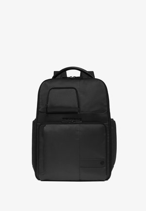 Schwarzer professioneller Rucksack mit mehreren Reißverschlussfächern, gepolstertem Tragegriff oben und verstellbaren Schultergurten, konzipiert für den geschäftlichen Gebrauch.