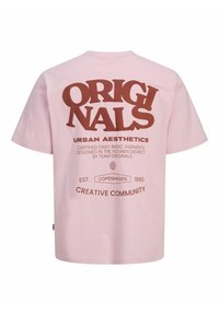 Roosa puuvillane T-särk, millel on suur pruun graafika, millel on kiri "ORIGINALS" ja alltekst. Lühikesed varrukad ja klassikaline ümar kaelus.