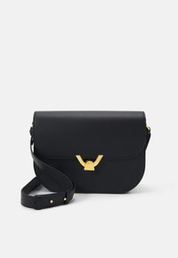 Schwarze Leder-Umhängetasche mit gewölbtem Klappenverschluss, goldfarbener Hardware, verstellbarem Schulterriemen und strukturiertem Oberflächenmaterial.