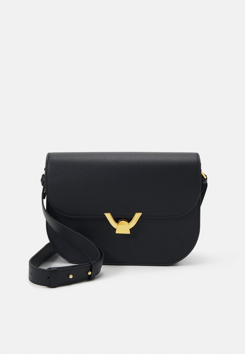 Schwarze Leder-Umhängetasche mit gewölbtem Klappenverschluss, goldfarbener Hardware, verstellbarem Schulterriemen und strukturiertem Oberflächenmaterial.