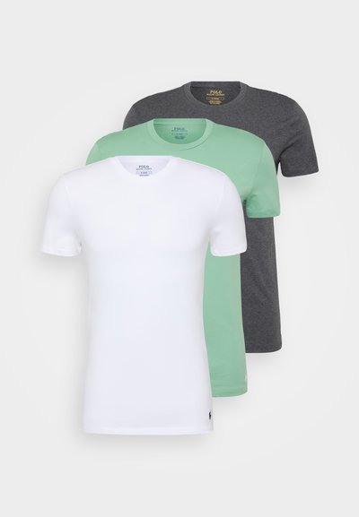 Tres camisetas de color sólido: blanca, verde menta y gris oscuro. Cada una cuenta con un escote redondo y mangas cortas, fabricadas con tejido suave.