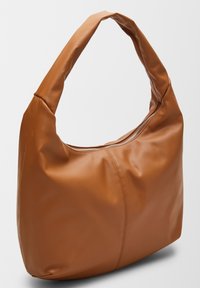 Sac à bandoulière en cuir marron avec une poignée incurvée et une fermeture éclair visible, présenté sur un fond gris clair uni.