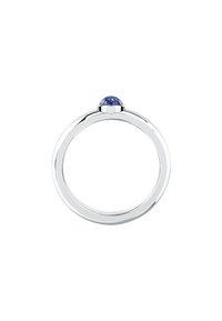 Anello d'argento con una fascia liscia e una pietra blu rotonda nella parte superiore, con una finitura lucida e un design minimalista.