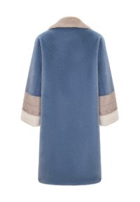 Palton bleu din lână cu o guler și manșete bej. Designul prezintă o textură moale și mâneci largi, evidențiind o siluetă relaxată.