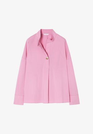 Chemise rose à manches longues avec un col, dotée d'une fermeture par un seul bouton doré, texture douce et détail plissé à l'avant.