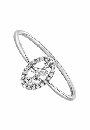 Anillo en tono plateado con un elemento central ovalado adornado con piedras claras en corte redondo y baguette, sobre una banda lisa y pulida.