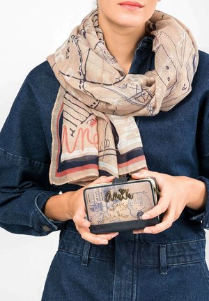 Bufanda de patrón tostado colocada alrededor del cuello, acompañada de una cartera multicolor con un diseño gráfico, acentos metálicos y cierre de cremallera.