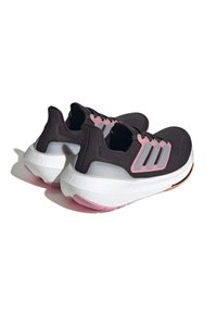 Svarta träningsskor med grå och rosa accenter, strukturerad nätövredel, tjock vit mellansula och rosa yttersula. Tre ränder-logotyp på sidorna.