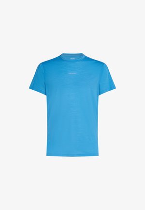 T-shirt blu a maniche corte realizzato in un tessuto leggero. Presenta un colletto a girocollo e un logo discreto stampato al centro. Texture liscia.