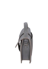 Borsa a tracolla grigia con texture, dalla forma strutturata, in materiale ecopelle e dotata di una lunga tracolla. Presenta cuciture a contrasto e una tasca laterale.