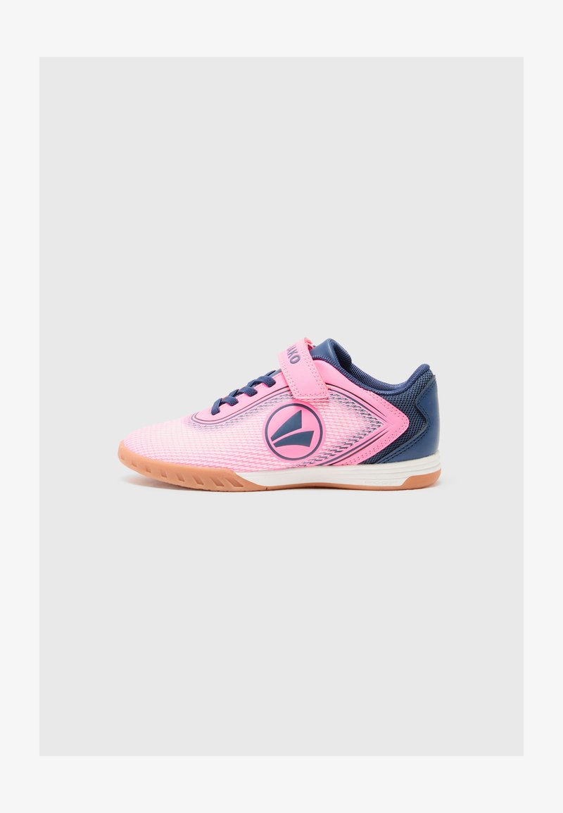 Scarpe sportive con una tomaia in mesh rosa e un tallone blu navy, suola in gomma, cinturino regolabile e un logo circolare sul lato.