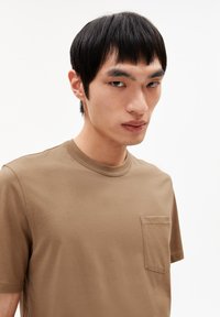 ARMEDANGELS MAARKOS  - T-Shirt basic - light oak