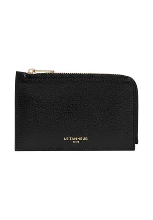 Cartera de cuero negro con textura, cremallera dorada y logo dorado Le Tanneur 1898 centrado en el frente.