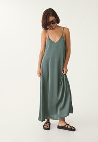 Stradivarius FLOWING - Maxi šaty - khaki