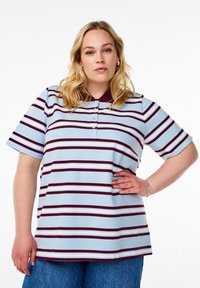 Polo léger bleu clair avec des rayures verticales bordeaux et blanches, à manches courtes, et un col bordeaux, avec une patte de boutonnage à trois boutons.
