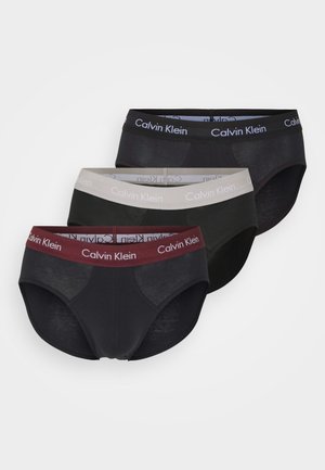 Tre paia di boxer Calvin Klein in nero, grigio scuro e bordeaux. Caratterizzati da un elastico in vita con logo, tessuto morbido e design a taglio classico.