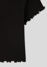 Czarny prążkowany top z krótkimi rękawami, z falbaniastymi krawędziami. Materiał jest gładki i elastyczny, co zapewnia dopasowany krój.