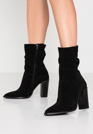 Enkellaarsjes met hoge hak - black