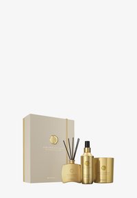 Gavesett med en beige boks med gullakenter, inkludert en diffuser, romspray og stearinlys, alle i metalliske gullbeholdere merket "Sweet Jasmine."