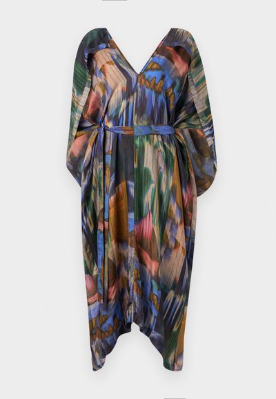 Mehrfarbige Kaftan-Kleid aus leichtem Stoff, mit V-Ausschnitt, fließenden Ärmeln und einem Bindegürtel. Gestaltet mit abstrakten Mustern in Blau, Grün und Braun.
