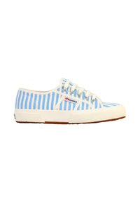 Baskets en toile rayées bleu et blanc avec une semelle en caoutchouc blanche, dotées de lacets ronds et d'un logo rouge sur le côté.