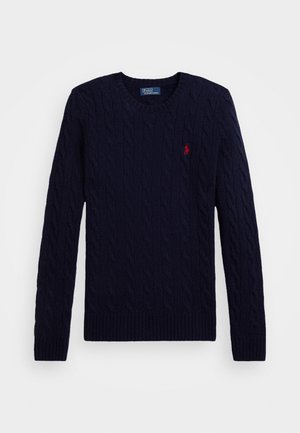 Laivastonsininen, kaapelineulottu pusero, jossa on pitkät hihat, pyöreä kaula-aukko, resorit hihansuissa ja helmassa sekä pieni punainen Polo Ralph Lauren -logo rinnassa.
