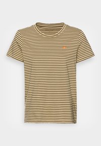 Randig t-shirt i beige och brun, med en orange solgrafik. Tillverkad av mjukt material med rund hals och korta ärmar.
