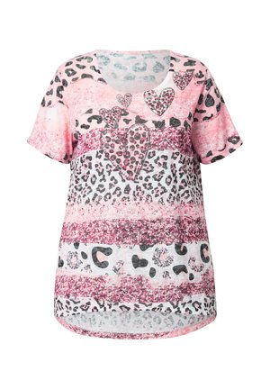 Růžový top s leopardím vzorem a krátkými rukávy, zdobený srdíčky a horizontálními pruhy v různých odstínech růžové, bílé a černé. Zaoblený výstřih.