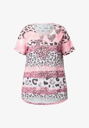 Rosa Leopardenmuster-Oberteil mit kurzen Ärmeln, das Herzen und horizontale Streifen in verschiedenen Schattierungen von Rosa, Weiß und Schwarz zeigt. Rundhalsausschnitt.