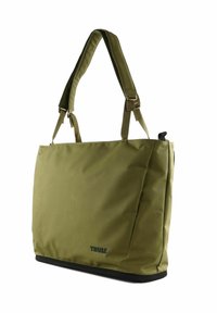 Bolso tote de nylon verde con correas ajustables, base negra y un logotipo en el frontal. Textura suave con una forma rectangular espaciosa.