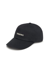 Casquette de baseball noire en coton présentant un logo brodé "THINKING" à l'avant. Elle possède une visière courbée et un design à six panneaux avec des trous de ventilation.