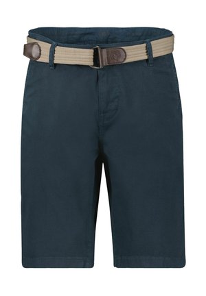 Marineblaue knielange Shorts mit einem beigen gewebten Stoffgürtel, der eine dunkelbraune Lederschnalle und Schlaufen aufweist.