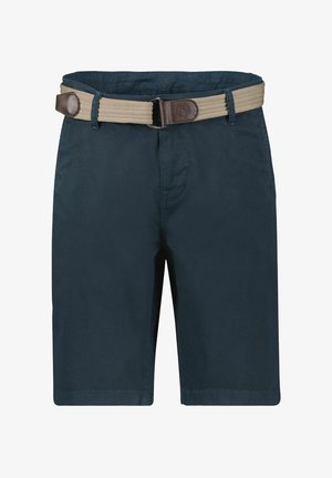 Marineblauwe knielange shorts met een beige geweven stoffen riem, voorzien van een donkerbruine leren gesp en lussendetails.