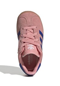 Baskets en daim rose avec des bandes bleues, bout rond, lacets plats et semelle en caoutchouc. Caractéristiques : col rembourré et logo emblématique sur la languette.