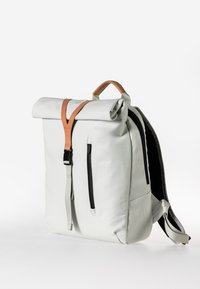 Rolltop-Rucksack aus hellgrauem Leder mit einem Akzent aus hellbraunem Leder. Mit einer vorderen Reißverschlusstasche und verstellbaren Schulterträgern.
