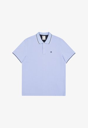 Polo de color azul claro de mezcla de algodón, con un tap button de tres botones, cuello oscuro en contraste y logo bordado en el pecho.