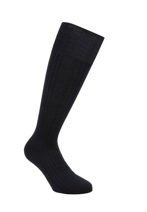 Calcetines negros hasta la rodilla con textura acanalada, fabricados con un material suave. Presentan un color sólido y un diseño ajustado para un calce ceñido.