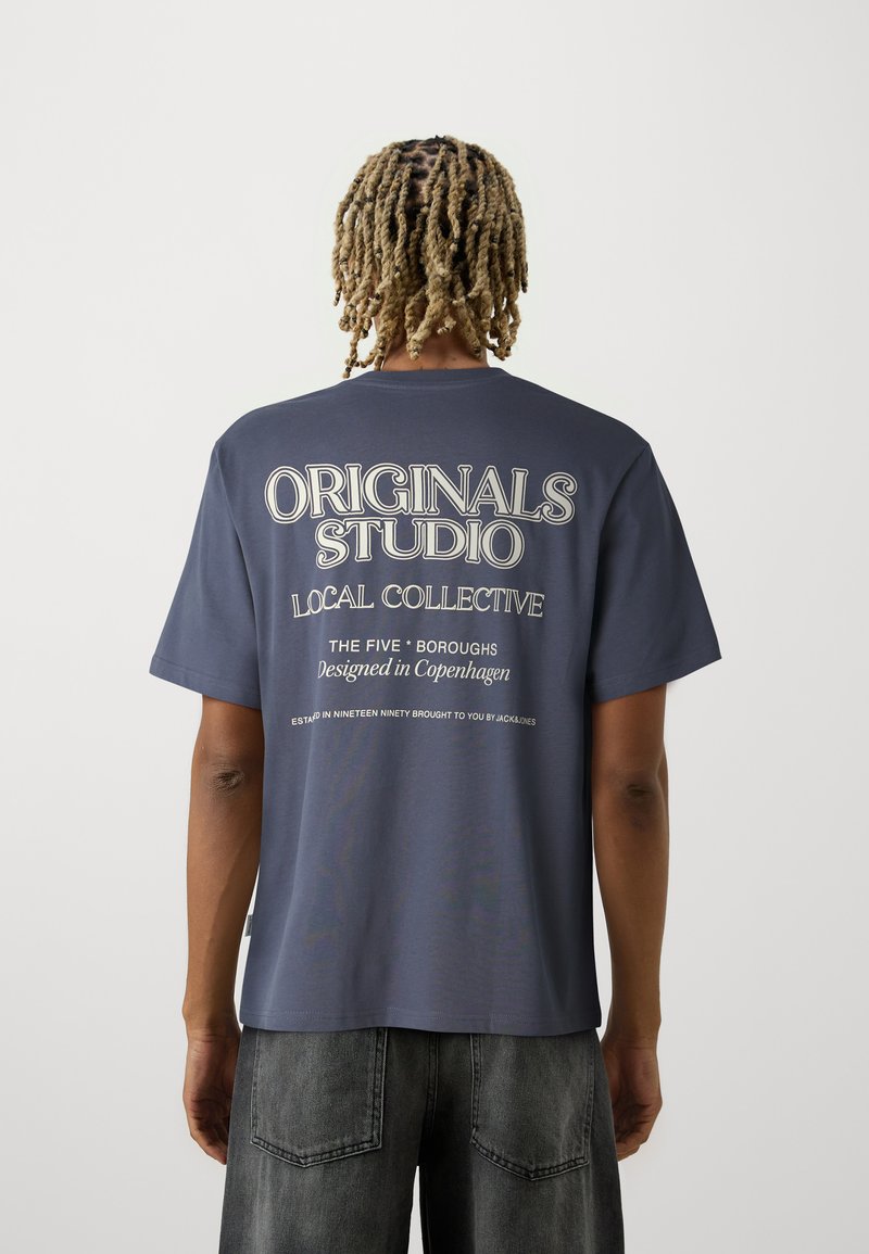 Jack & Jones JORBROOKLYN BACK CREW NECK - Μπλουζάκι με στάμπα - nightshadow blue
