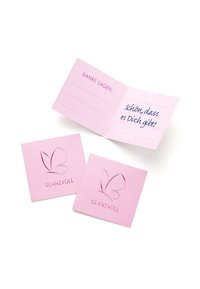 Rausvas sveikinimo atvirukas su blizgiu drugelio logotipu ir tekstu "GLANZVOLL". Viduje yra vietos rašyti; vienoje pusėje yra mėlynas rašytinis užrašas.