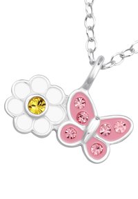 Ciondolo in argento con un fiore bianco dal centro giallo e una farfalla rosa adornata con cristalli rosa e trasparenti.