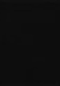 Svart spelkonsol med en stilren rektangulär design. Har texturerad yta och ventilerade sektioner för kylning. Inkluderar flera ingångsportar.