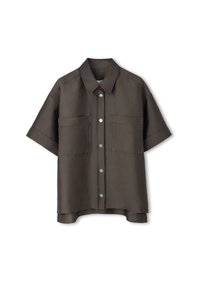 Brąsza koszula z krótkim rękawem wykonana z gładkiego materiału, z dwoma przednimi kieszeniami i zatrzaskami, o luźnym kroju i prostym dole.