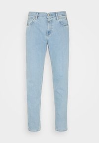 Jeans de mezclilla azul claro con diseño de pierna recta, cinco bolsillos, cierre de botón y cremallera, y ligeramente desgastados para un detalle texturizado.