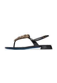 Sandal in pelle nera con tacco piatto, caratterizzata da un design decorativo con perline dorate sulla fascia e un accento blu sulla suola. Fascetta posteriore regolabile.