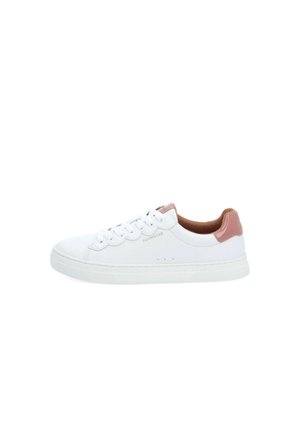 Baskets en cuir blanc avec un contrefort de talon en cuir rose, bout rond, semelle texturée et lacets plats, présentant des perforations subtiles et le logo de la marque.