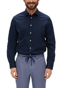 Donkerblauwe lange mouwen shirt met een button-down kraag. Voorzien van witte knopen en een soepele katoenen textuur, gecombineerd met gestreepte grijze broek.