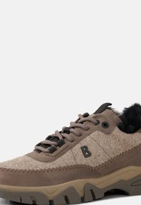 Brune ruskind- og uld-sneakers med sort pelsfor, zigzag-stitching, tyk struktureret sål og "B" logo på siden.